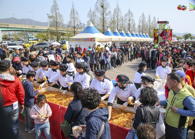 지난해 열린 대저토마토축제에서 관람객들에게 토마토로 만든 스파게티를 배식하는 장면.