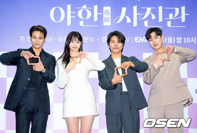 [OSEN=민경훈 기자] 11일 오후 서울 마포구 스탠포드 호텔 코리아 그랜드볼룸에서 지니TV 오리지널 '야한 사진관' 제작발표회가 열렸다.배우 주원, 권나라, 유인수, 음문석이 포토타임을 갖고 있다. 2024.03.11 / rumi@osen.co.kr
