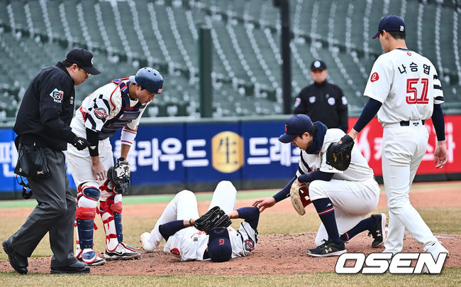 [OSEN=부산, 이석우 기자]롯데 자이언츠 구승민이 9회초 두산 베어스 김인태의 강습 타구에 맞아 쓰러져 있다. 2024.03.11 / foto0307@osen.co.kr