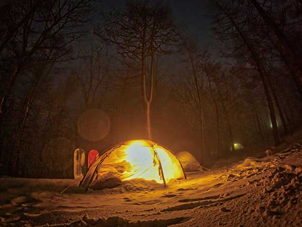 밤이 되자 소리 없이 내리던 눈이 어느새 텐트 주변으로 수북이 쌓였다.