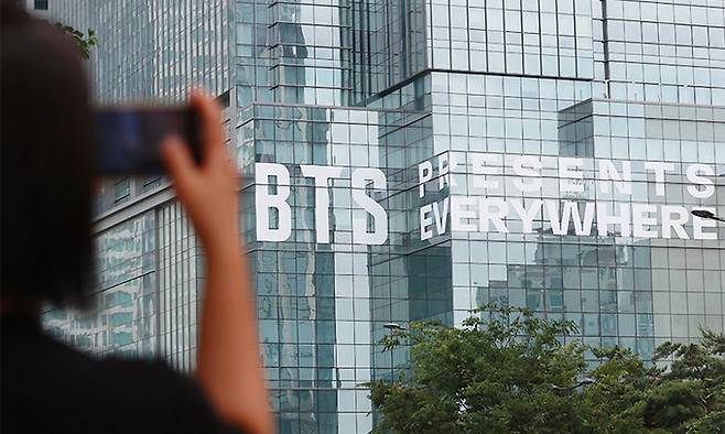 지난 2023년 6월 12일 서울 용산구 하이브 사옥 벽면에 그룹 방탄소년단(BTS) 데뷔 10주년을 기념하는 슬로건이 걸려있다. 연합뉴스