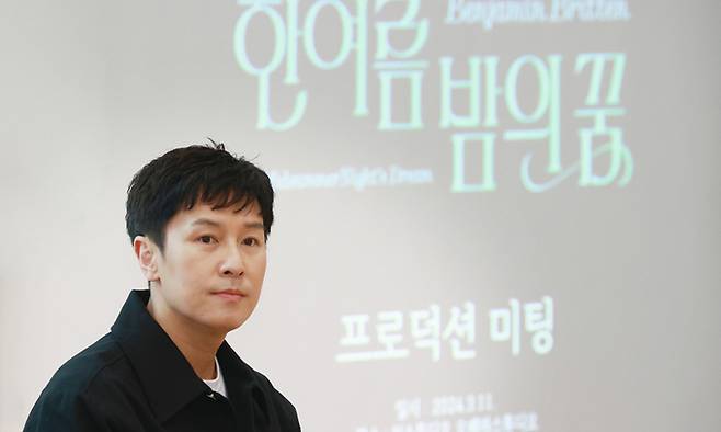 국립오페라단이 국내 초연하는 ‘한여름 밤의 꿈’의 ‘퍽’ 역을 맡은 김동완이 11일 서울 서초구 예술의전당 N스튜디오에서 오페라에 참여하는 소감을 말하고 있다. 연합뉴스