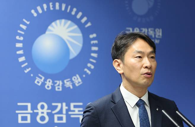 이복현 금융감독원장이 11일 오전 서울 영등포구 금감원에서 열린 홍콩 H지수 연계 ELS 대규모 손실 관련 분쟁조정기준안 발표 기자회견에서 발언하고 있다. ⓒ연합뉴스