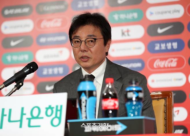 황선홍  축구대표팀 감독이 11일 오전 서울 신문로 축구회관에서 A대표팀 소집 명단을 발표하고 있다. 정지윤 선임기자
