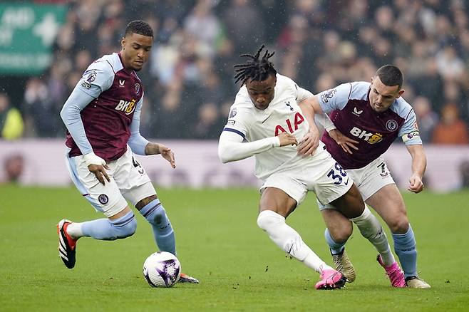 애스턴빌라 존 맥긴(오른쪽)이 10일 토트넘전에서 데스티니 우도기와 볼경합을 하고 있다. EPA연합뉴스