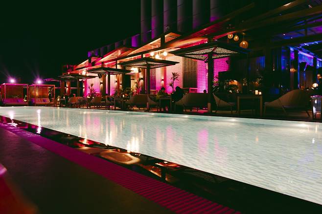 풀을 옆에 둔 야외 좌석도 있다. 왠지 모르게 연인들에게 양보해 줘야 할 것 같다