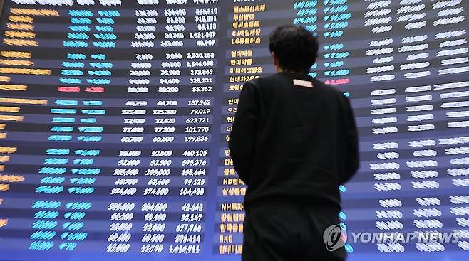 금투세 폐지, 증권거래세는 인하 (서울=연합뉴스) 최재구 기자 = 정부가 내년 도입 예정이었던 금융투자소득세(금투세) 폐지를 공식화한 가운데 증권거래세는 예정대로 인하하기로 했다. 금융위원회는 17일 '상생의 금융, 기회의 사다리 확대'를 주제로 윤석열 대통령이 주재한 '국민과 함께하는 민생 토론회'에서 이런 내용을 발표했다. 사진은 이날 서울 여의도 한국거래소 홍보관에서 한 시민이 전광판 앞을 지나는 모습. 2024.1.17 jjaeck9@yna.co.kr