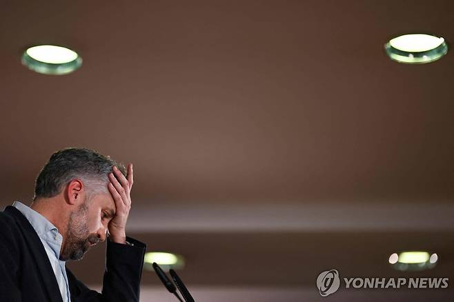 포르투갈 집권 사회당 총선 패배 (리스본 AFP=연합뉴스) 10일(현지시간) 총선에서 패배한 포르투갈 집권당 시회당의 페드로 누노 산토스 대표가 침울한 표정으로 연설하고 있다. 2024.3.11