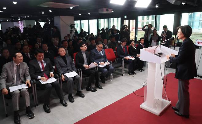 지난달 23일 서울 여의도 중앙당사에서 열린 비례대표 위성정당 ‘국민의미래’ 중앙당 창당대회에서 조혜정 국민의미래 대표가 인사말을 하고 있다. (사진=연합뉴스)