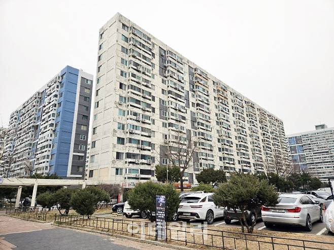 11일 찾은 서울 영등포구 여의도 시범아파트. 일부 동은 도색 공사가 이미 완료된 모습이다. (사진=박경훈 기자)