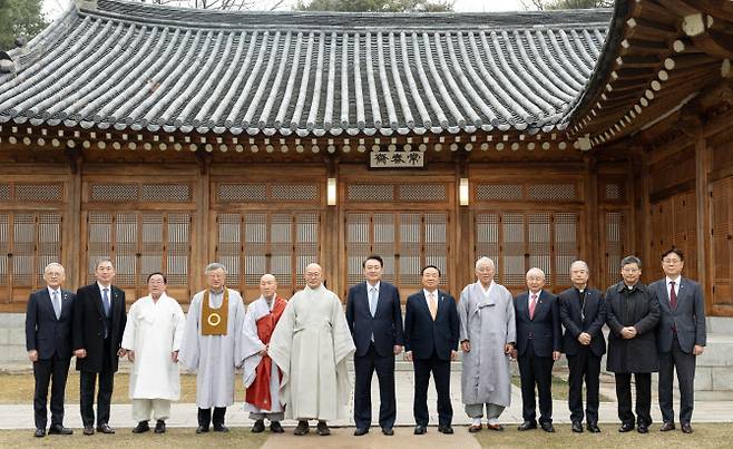 윤석열 대통령이 12일 청와대 상춘재 앞에서 종교지도자 오찬 간담회 참석자들과 기념촬영을 하고 있다. (사진=연합뉴스)