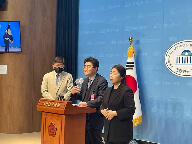 12일 서울대 의대 교수협의회 비대위원회가 국회 기자회견을 통해 의대증원 중재안을 제안했다. 왼쪽부터 분당서울대병원 심장혈관흉부외과 김준성 교수, 신경외과 방재승 교수(비대위원장.) 최지현 기자.