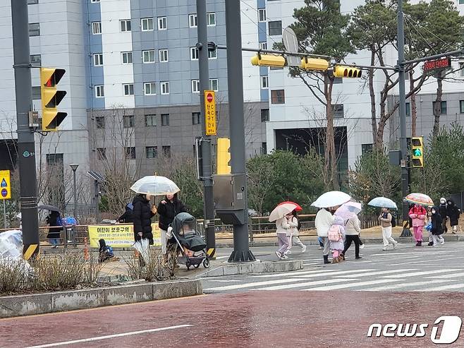 최근 강원 원주시 지정면 기업도시에 눈과 비가 내린 가운데, 초등학생들이 도시 내 한 학교 주변 횡단보도를 건너고 있다. 2024.3.11/뉴스1 신관호 기자