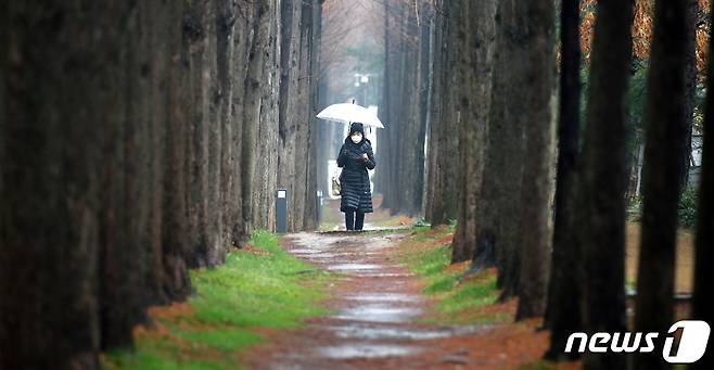 12일 대전·충남은 새벽부터 오후 사이 가끔 비가 오는 곳이 있을 것으로 예보됐다. 대전 서구 황톳길에서 우산을 든 시민이 산책을 하고 있다. /뉴스1 ⓒ News1 김기태 기자