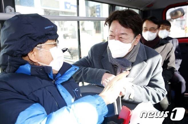 전주마을버스인 '바로온'에 탑습해 시민과 대화하고 있는 우범기 전주시장(전주시 제공)/뉴스1