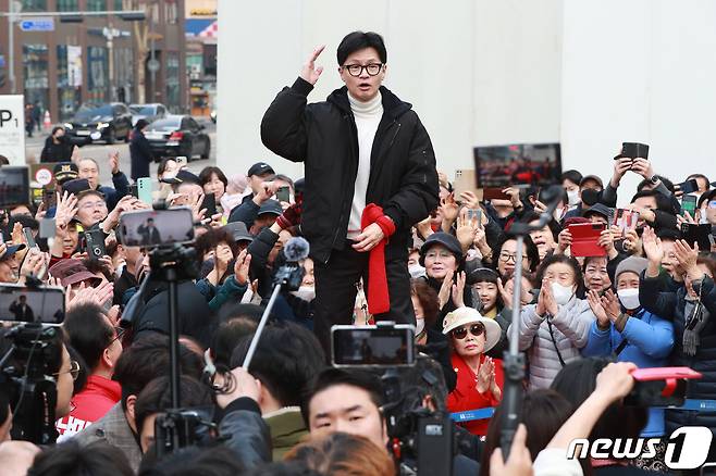 한동훈 국민의힘 비상대책위원장이 12일 오후 서울 영등포구 타임스퀘어 광장에서 거리인사를 하고 있다. (공동취재) 2024.3.12/뉴스1 ⓒ News1 송원영 기자