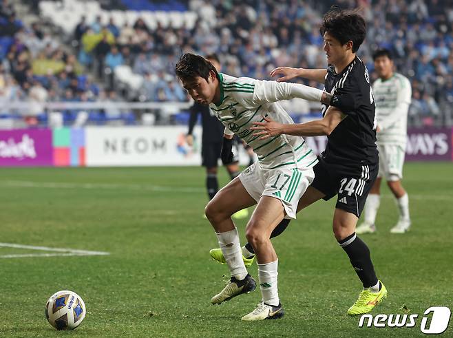 12일 오후 울산 문수축구경기장에서 열린 2023-2024아시아축구연맹(AFC) 챔피언스리그 8강 2차전 울산 HD FC와 전북 현대 모터스의 경기, 전북 송민규가 울산 이규성과 볼경합을 하고 있다. 2024.3.12/뉴스1 ⓒ News1 김도우 기자