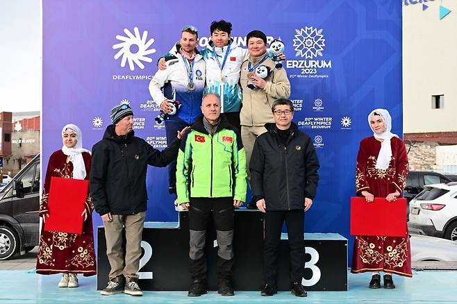 대한민국 데플림픽 스노보드 대표팀 최용석(뒷줄 오른쪽)이 2023 에르주름 동계데플림픽 스노보드 남자 뱅크드 슬라롬에서 동메달을 따낸 후 기뻐하고 있다. 사진 | 한국농아인스포츠연맹