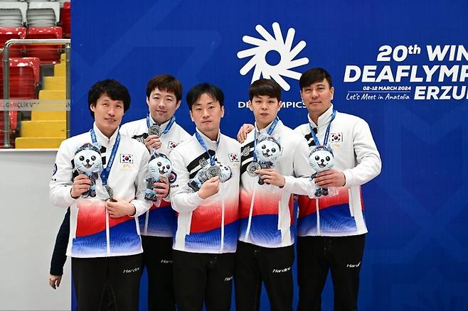 데플림픽 대한민국 남자 컬링 대표팀 윤순영-정진웅-김덕순-김민재-정재원(왼쪽부터)이 2023 에르주름 동계데플림픽에서 은메달을 따낸 후 포즈를 취했다. 사진 | 한국농아인스포츠연맹