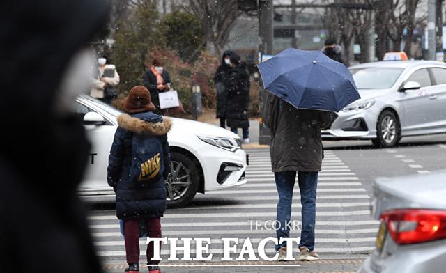 화요일인 12일 전국 대부분 지역에서 비 또는 눈이 내리겠다. 오전부터 저녁 사이 돌풍과 함께 천둥·번개가 치는 곳이 있겠다. /임세준 기