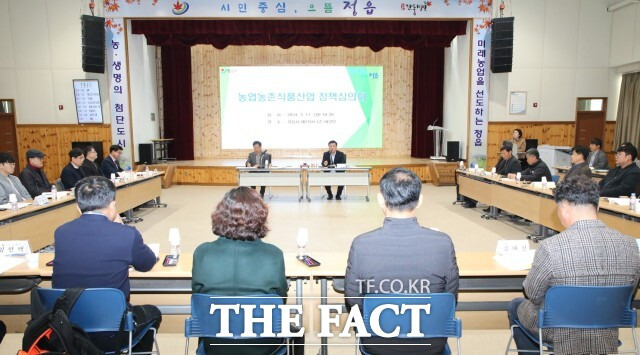 이학수 정읍시장과 유관 기관, 농업인 단체, 농업관련 전문가 등 23명 위원들은 2025년 농림축산식품사업 예산 신청의 타당성과 농정 방향 적합성 등을 심의해 71개 사업, 1538억 원의 사업비 신청을 의결했다. / 정읍시