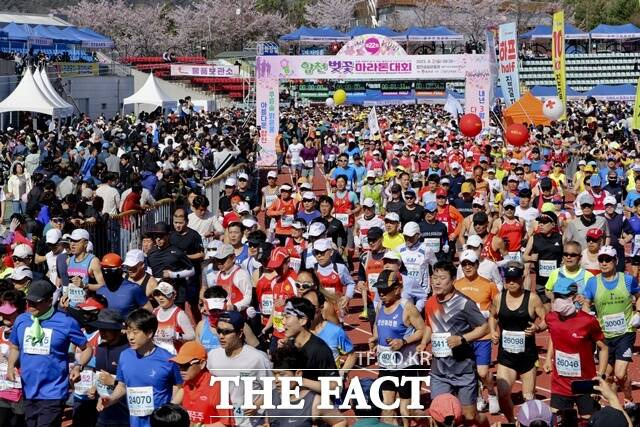 ‘제23회 합천벚꽃마라톤대회’가 오는 31일 벚꽃마라톤 코스 일원에 열린다./합천군