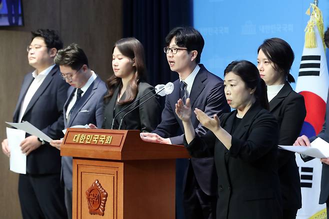 이동학·박성민 더불어민주당 전 최고위원 등 청년 정치인들이 12일 오전 서울 여의도 국회 소통관에서 당 쇄신 관련 기자회견을 진행하고 있다./뉴스1