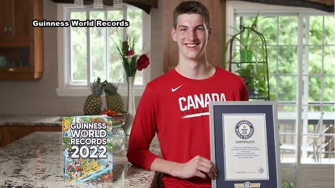 세계에서 10대 청소년중에서 가장 큰 캐나다 출신 올리비에 리우(16)는  키 226.9cm로 ‘2022년 기네스 10대 세계 최장신’으로 기록되었다./기네스북 홈페이지