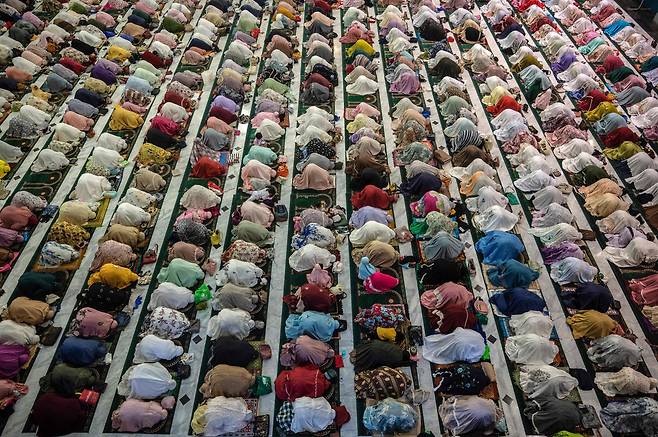 22일 인도네시아 수라바야의 알 아크바르 모스크에서 무슬림신도들이  라마단의 시작을 알리는 기도를 하고 있다/AFP연합뉴스