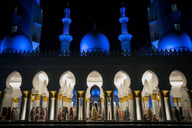 22일 인도네시아 중부 자바주의 한 모스크에서 신도들이 라마단 첫 날 기도를 올리고 있다./로이터 연합뉴스