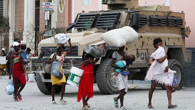 지난달 30일 아이티의 수도 포르토프랭스 페르니에 지역에서 갱단의 폭력으로 시달리던 주민들이 도시를 떠나고 있습니다./로이터 연합뉴스