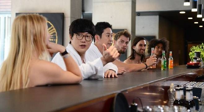 넷플릭스 ‘성+인물’의 두 진행자가 독일의 혼탕에서 만난 현지인들과 이야기를 나누고 있다. /넷플릭스