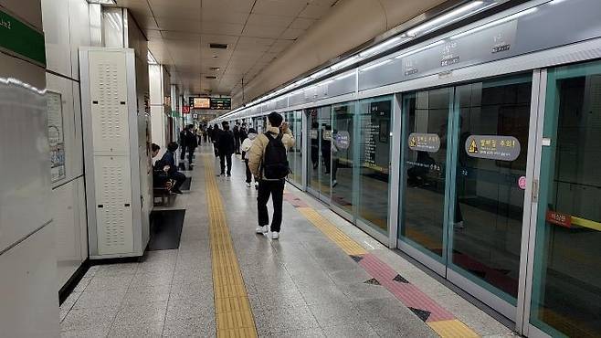 11일 낮 서울지하철 2·6호선 환승역인 신당역에서 열차를 기다리고 있는 시민들.ⓒ데일리안 김인희 기자