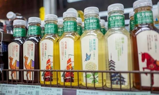 중국 슈퍼마켓에 진열돼 있는 농푸산취안 음료제품들. ⓒ 중국 글로벌타임스 홈페이지 캡처