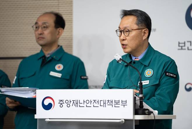 박민수 보건복지부 제2차관이 12일 세종시 정부세종청사에서 열린 의사 집단행동 중대본 브리핑을 하고 있다. 보건복지부 제공.