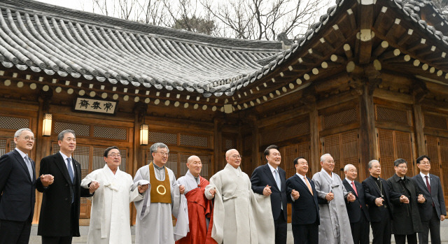 윤석열 대통령이 12일 청와대 상춘재 앞에서 종교지도자 오찬 간담회 참석자들과 기념촬영을 하고 있다. 



왼쪽부터 유인촌 문화체육관광부 장관, 천도교 주용덕 교령 대행, 한국민족종교협의회 김령하 회장, 원불교 나상호 교정원장, 천태종 총무원장 덕수스님, 조계종 총무원장 진우스님, 윤 대통령, 한국교회총연합 대표회장 장종현 목사, 유교 최종수 성균관장, 수원중앙침례교회 김장환 원로목사, 한국 천주교 주교회의 이용훈 의장, 천주교 서울대교구 정순택 교구장, 이관섭 대통령 비서실장. 대통령실 제공