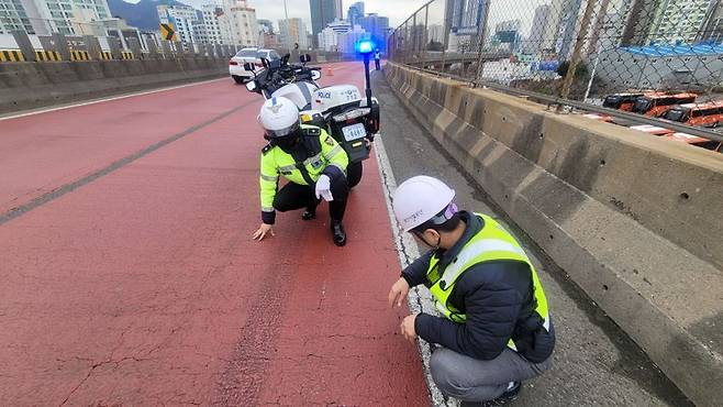 부산시설공단과 부산경찰청 관계자들이 동서로 진양램프 곡각지 현장을 점검하고 있다. 공단 제공