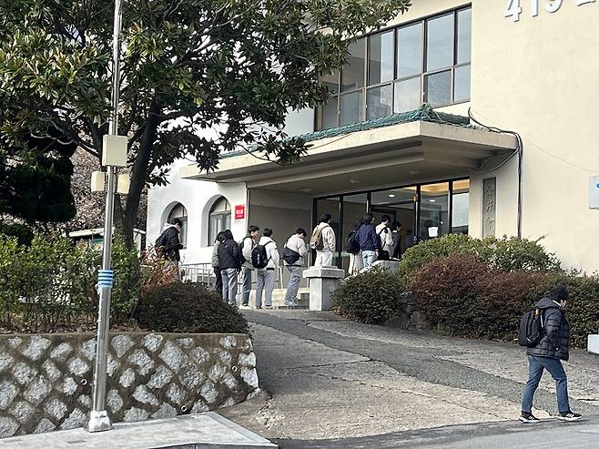 오전 9시 경. 다수의 학생들이 아침밥을 먹기 위해 줄을 서고 있다.