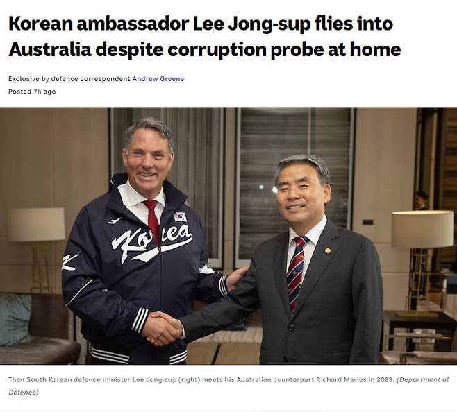 12일(현지시각) 호주 공영방송 에이비시(ABC)는 ‘한국 대사 이종섭, 자국 비리 수사(corruption probe)에도 호주 입국’이라는 제목의 기사에서 ‘해병대 채아무개 상병 사망 사건 수사 외압 의혹’의 핵심 피의자인 이종섭 전 국방부 장관의 호주 대사 임명과 호주 출국까지 과정을 보도했다. 에이비시 누리집 갈무리