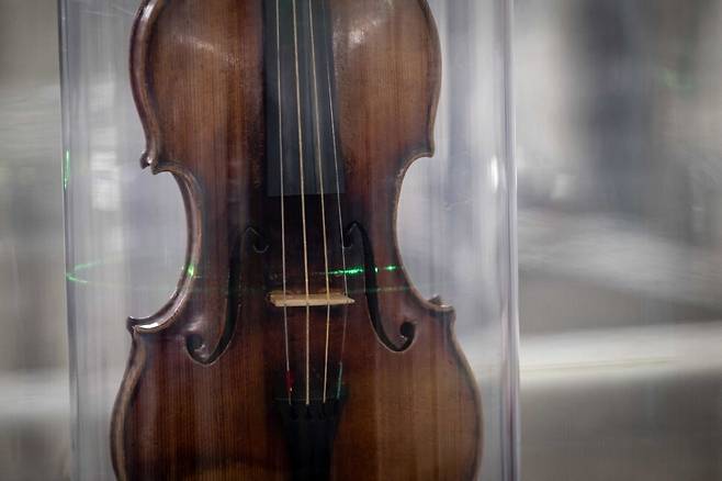 11일 프랑스 그르노블의 유럽 싱크로트론 방사선 연구소에서 1743년 제작되어 거장 니콜로 파가니니가 연주한 세계에서 가장 유명한 바이올린 ‘일 캐논’에 대한 비파괴 X-선 분석이 실시되고 있다. AFP 연합뉴스
