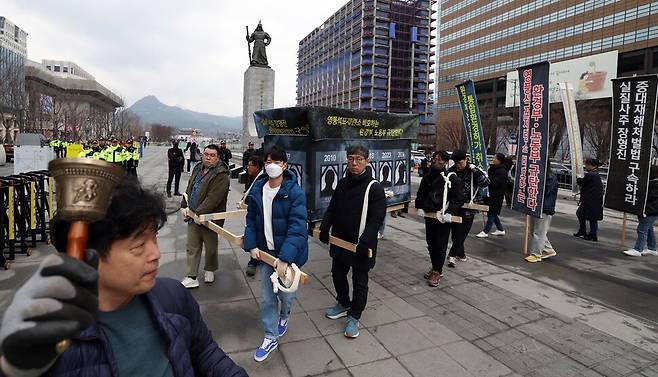 환경단체회원들이 12일 서울 광화문광장에서 경북 봉화군 영풍석포제련소에서 일하다 사망한 노동자들의 상여 조형물을 갖다 놓고 ‘죽음의 공장, 석포제련소 장례’ 기자회견을 열고 있다. 강창광 선임기자 chang@hani.co.kr