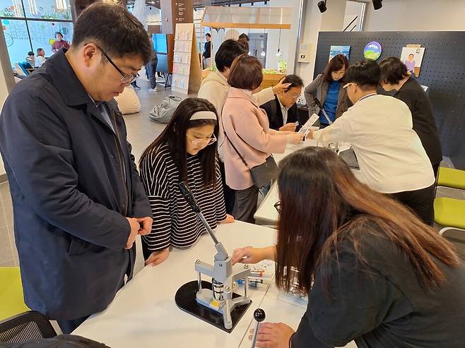 지난 9일 강원도 춘천시 ‘커먼즈필드 춘천’에서 열린 ‘경계선지능인 팝업 스토어’에서 시민들이 경계선지능 청년들이 준비한 체험 행사를 즐기고 있다. 박수혁 기자