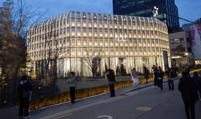 2월 27일 성수동 연무장길에 자리 잡은 명품 브랜드 디올 매장 앞 모습. 디올은 2022년 팝업스토어로 문을 연 뒤 상설 매장으로 전환했다. 김예은 인턴 기자