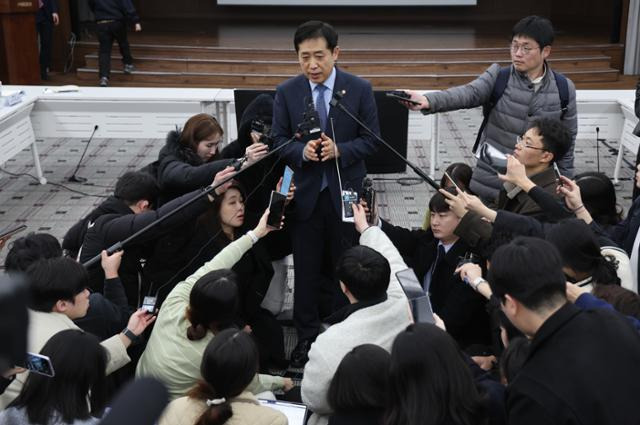 김주현 금융위원장이 12일 오전 서울 중구 은행연합회관에서 열린 서민·소상공인 신속 신용회복지원 시행 행사를 마친 뒤 취재진의 질문에 답변하고 있다. 뉴시스