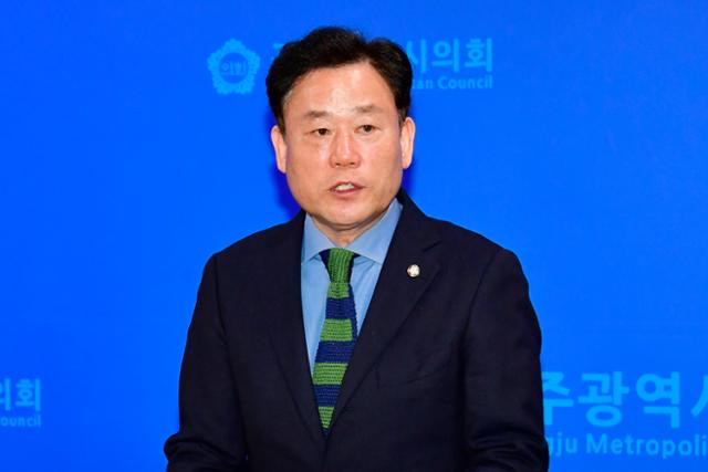 송갑석 더불어민주당 의원이 4일 오후 광주시의회에서 기자회견을 열고 지역구인 광주 서구갑 출마를 선언하고 있다. 송갑석 의원실 제공