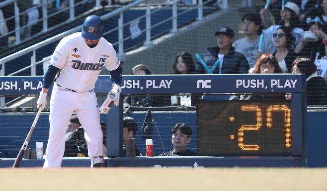 <yonhap photo-2920="">10일 오후 창원NC파크에서 열린 KBO 프로야구 KIA 타이거즈와 NC 다이노스 시범 경기. 경기장에 투구 또는 타격 준비 과정에서 제한 시간을 두는 피치 클록이 설치돼 있다. [연합뉴스]</yonhap>