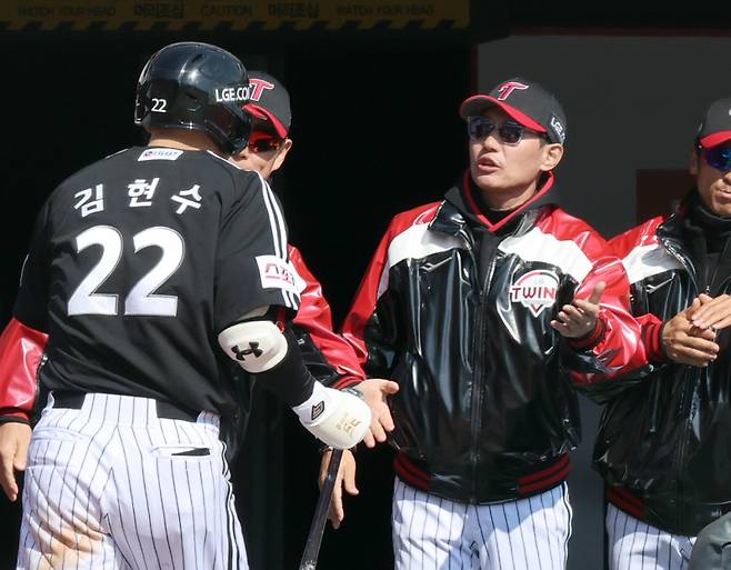10일 오후 수원 KT위즈파크에서 열린 지난해 통합 우승팀 LG와 준우승팀 KT의 프로야구 시범경기. LG 김현수가 6회 우월 1점 홈런을날리고 염경엽 감독의 환영을 받고있다. 수원=정시종 기자