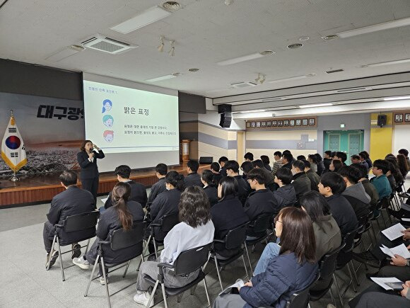 군위군이 전 직원을 대상으로 친철교육을 펼치고 있다. [사진=군위군]