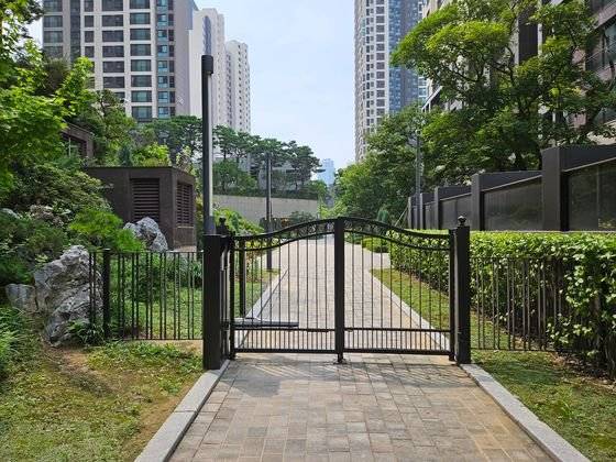 지난해 서울 강남구 개포동 디에이치아너힐즈 정문 출입구 보행통로에 철제 담장이 설치돼있다. 아파트 입주민 출입증을 찍어야 진입할 수 있다. 중앙포토