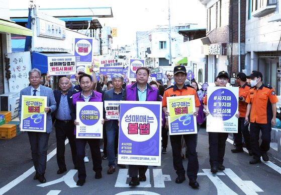 김경일 파주시장(앞줄 가운데)이 지난해 6월 8일 성매매집결지 인근에서 성매매집결지 폐쇄 시민지원단 위촉식을 가진 후 시민들과 ‘올빼미 활동’ 캠페인을 벌이고 있다. 사진 파주시